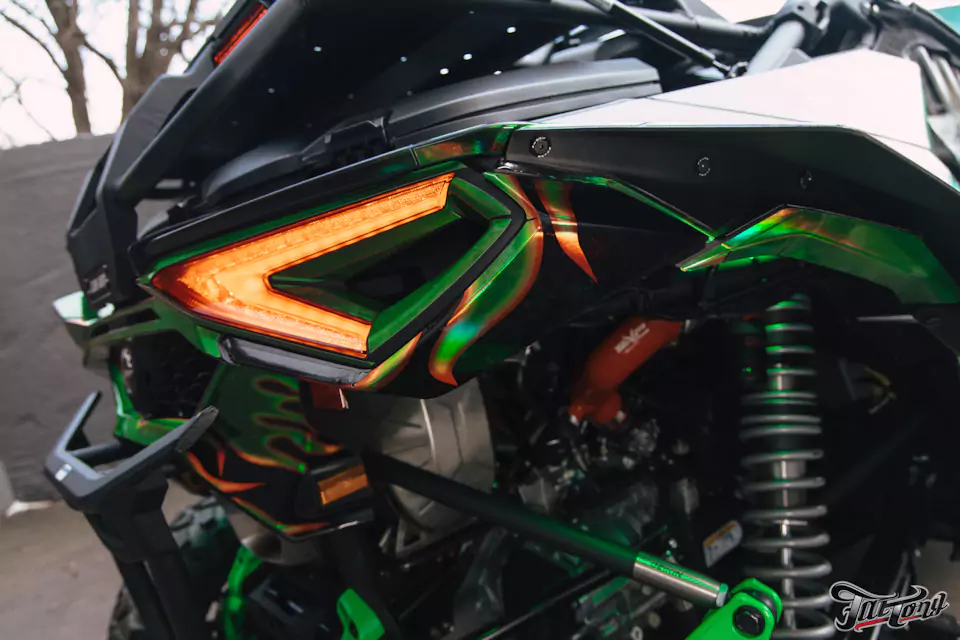 Оклеили багги BRP CAN-AM Maverick R X RS в яркую винилографию!